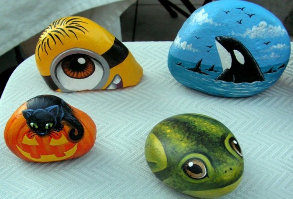 i bambini disegnano i motivi della pittura delle pietre