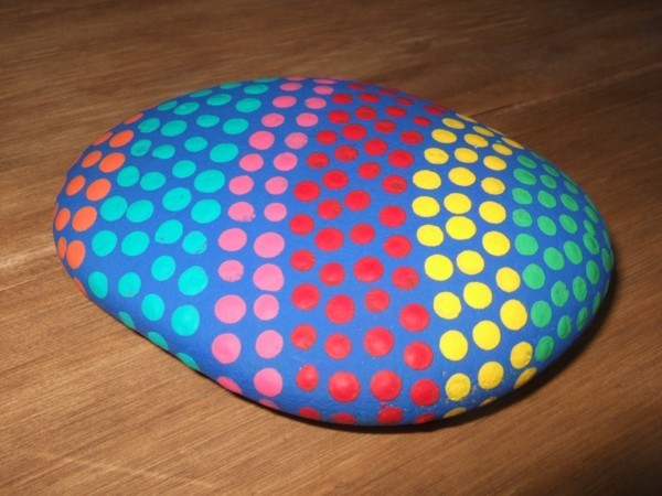 puntini colori Idee fai da te per dipingere le pietre