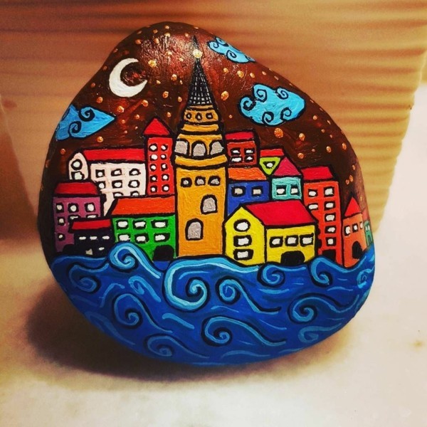 Dipingere le pietre incastonate nella casa