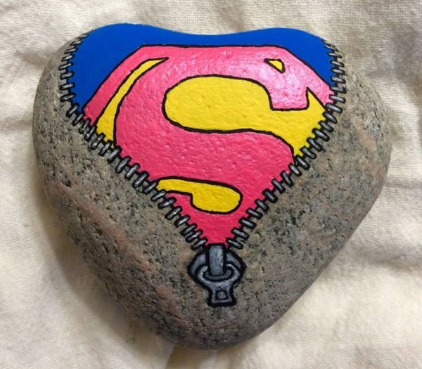 Superman idee artigianali fai da te dipingere pietre bambini