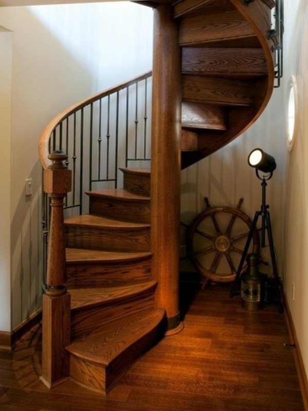 Volan kao ukras drvenim stepenicama