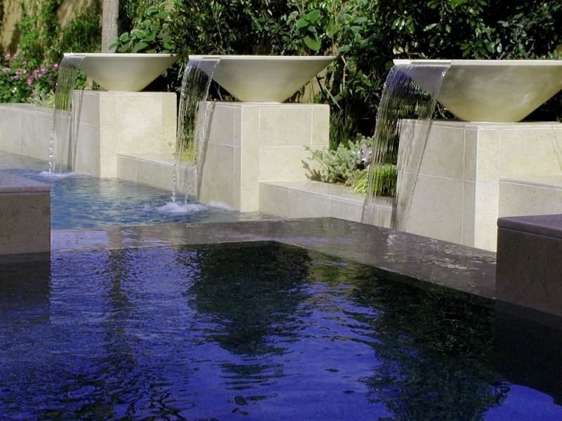 otmjena vrtna fontana instalirana u prekrasnom vrtu izgleda elegantno otmjena vrtna fontana instalirana u prekrasnom vrtu izgleda elegantno
