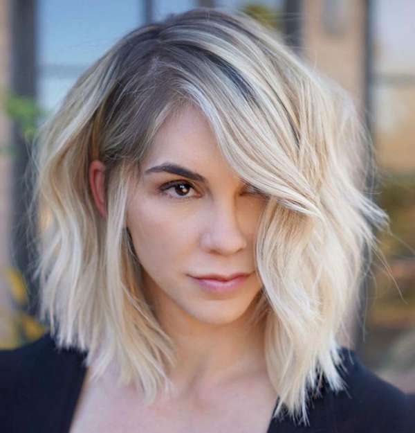 Acconciature a mezza lunghezza dalla forma asimmetrica Eleganti acconciature a mezza lunghezza e tagli per ogni tipo di capelli asimmetria ombre bionde