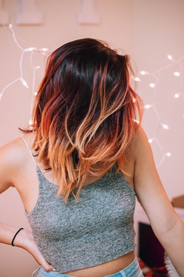 Acconciature a mezza lunghezza con ombre infuocate Eleganti acconciature a mezza lunghezza e tagli per ogni tipo di capelli ombre colori infuocati rosso arancio