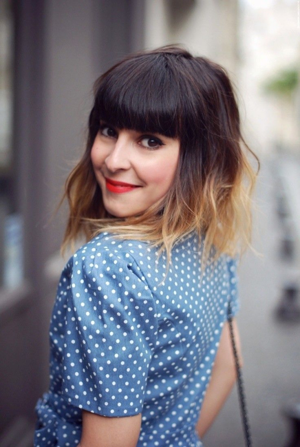 Acconciature a mezza lunghezza con frangia piena Acconciature alla moda a mezza lunghezza e tagli per ogni tipo di capelli con punte luminose con frangia piena