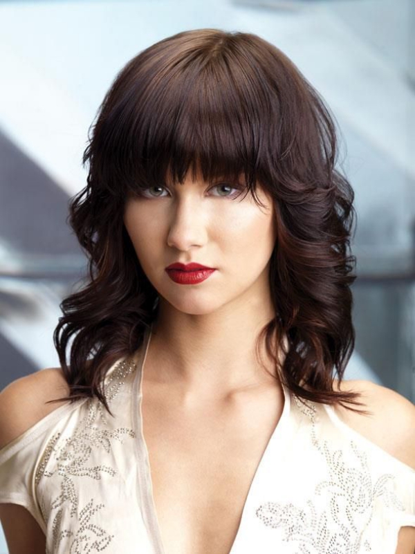 Acconciature a mezza lunghezza con frangia piena e riccioli Acconciature e tagli alla moda a mezza lunghezza per ogni tipo di capelli frangia a tutto volume