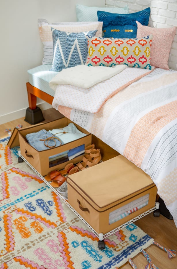 Postavite studentsku sobu s kutijama ispod kreveta Postavljanje studentskih soba - savjeti i ideje za produktivniju upotrebu držite kutije ispod kreveta