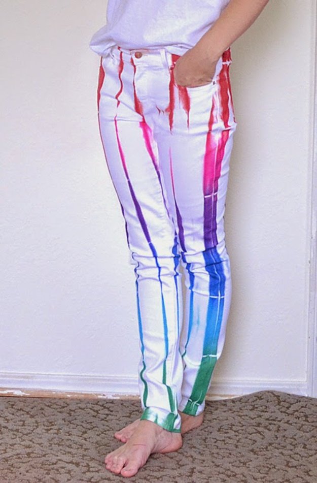 Teignez les vieux pantalons d'été pour créer des pantalons colorés amusants pour l'été Teignez les vieux pantalons d'été pour créer des pantalons colorés amusants pour l'été