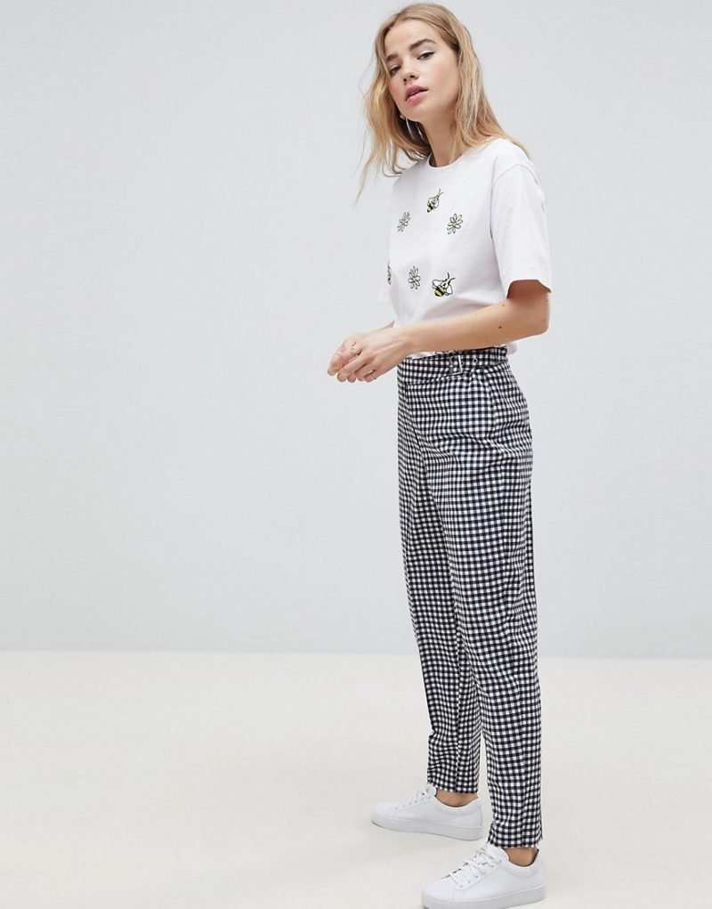 Donnez aux pantalons d'été de vieilles dames le look tendance de l'année Donnez aux pantalons d'été de vieilles dames le look tendance de l'année