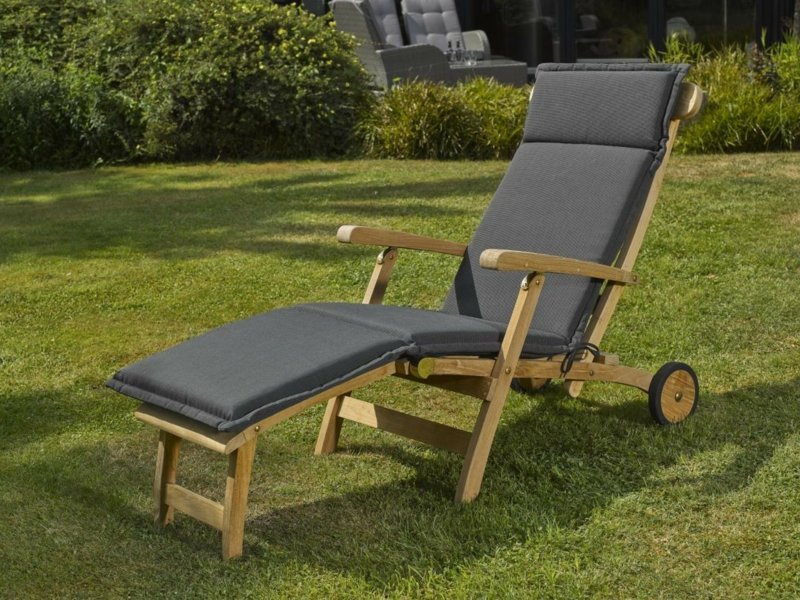 lettino con mobili in teak