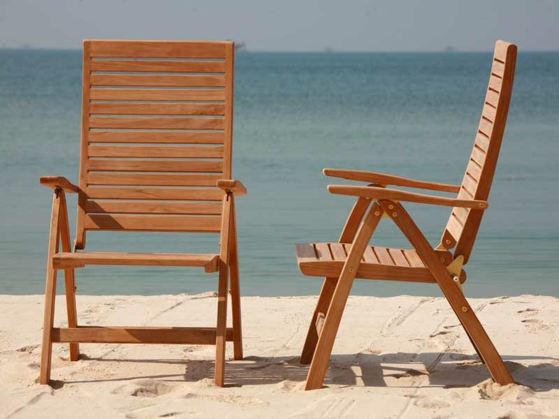 Seduti comodamente in mobili in teak