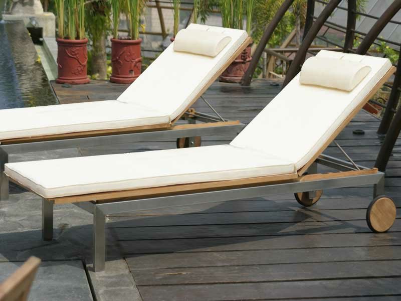 lettino con mobili in teak