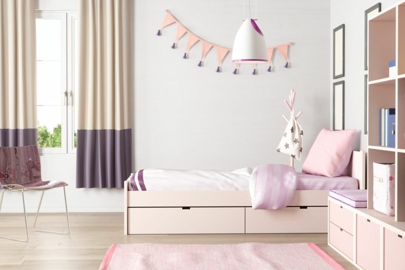 Adolescente che decora la stanza della ragazza accenti rosa grigi