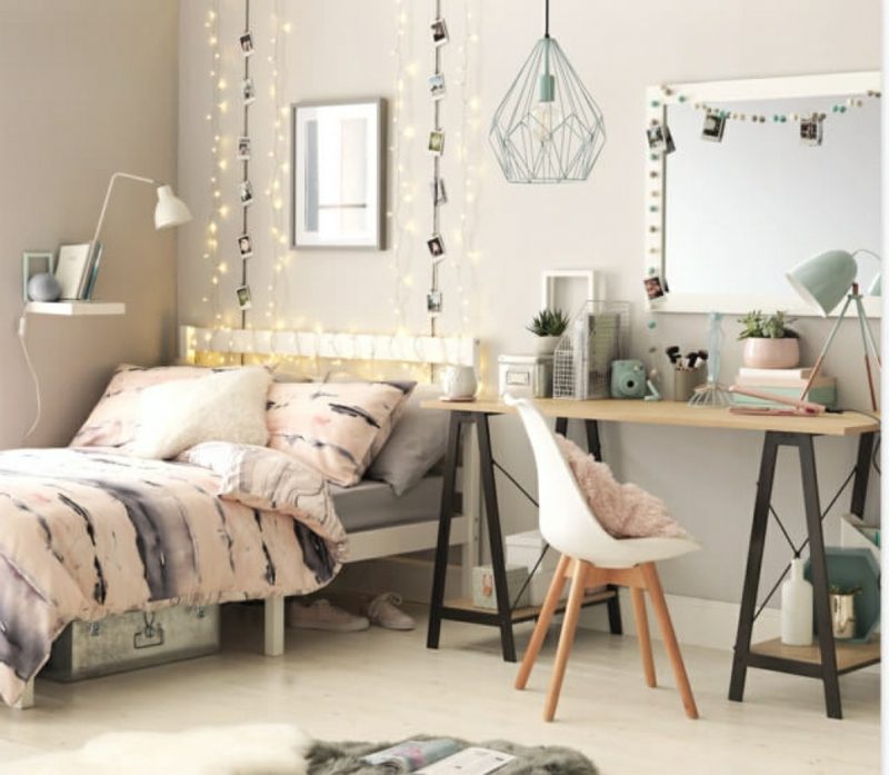 Camera per adolescenti allestita parete scandinava colore beige