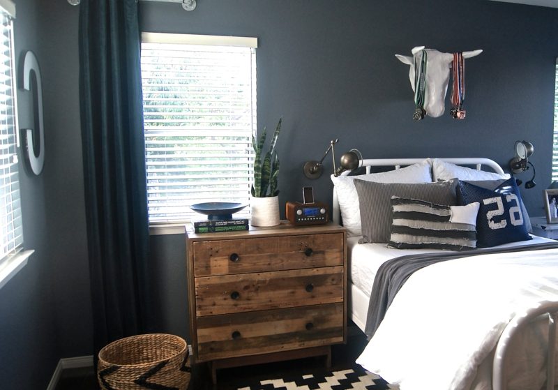 Allestimento della stanza dell'adolescente colore scuro della parete del comò