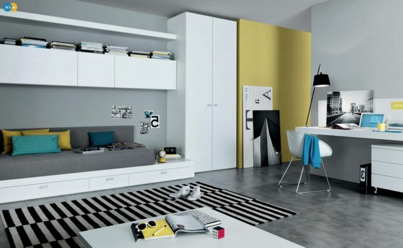 Camera teenager allestita con colori neutri