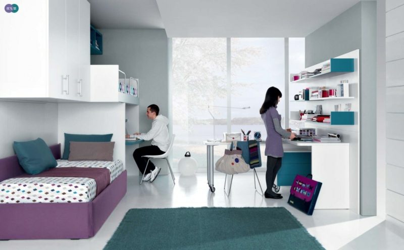 Ragazzo e ragazza che sistemano la stanza