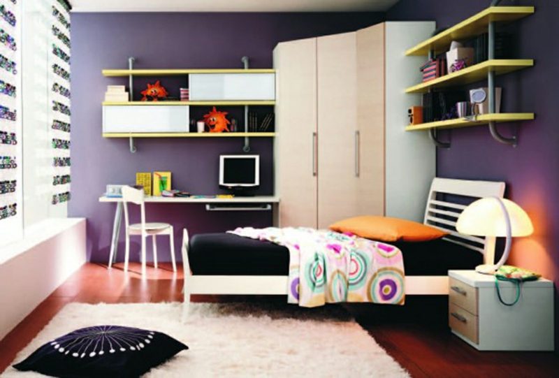 Camera adolescente allestita parete colore viola armadio bianco