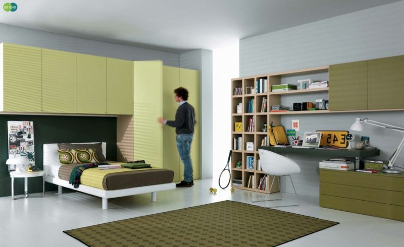 Ragazzo adolescente che sistema la stanza ragazzo accenti verde oliva