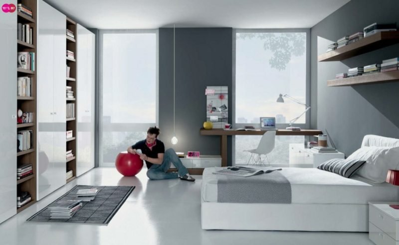 Adolescente che allestisce una stanza ragazzo grigio bianco