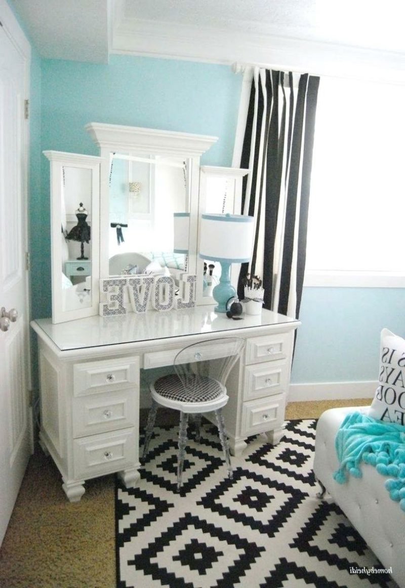 Allestimento della stanza dell'adolescente con specchio blu pastello per ragazze