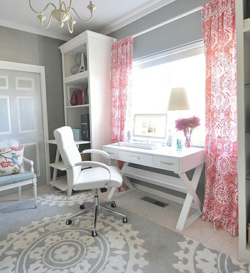 Camera per adolescenti che allestisce tende rosa bianche di colore grigio della parete