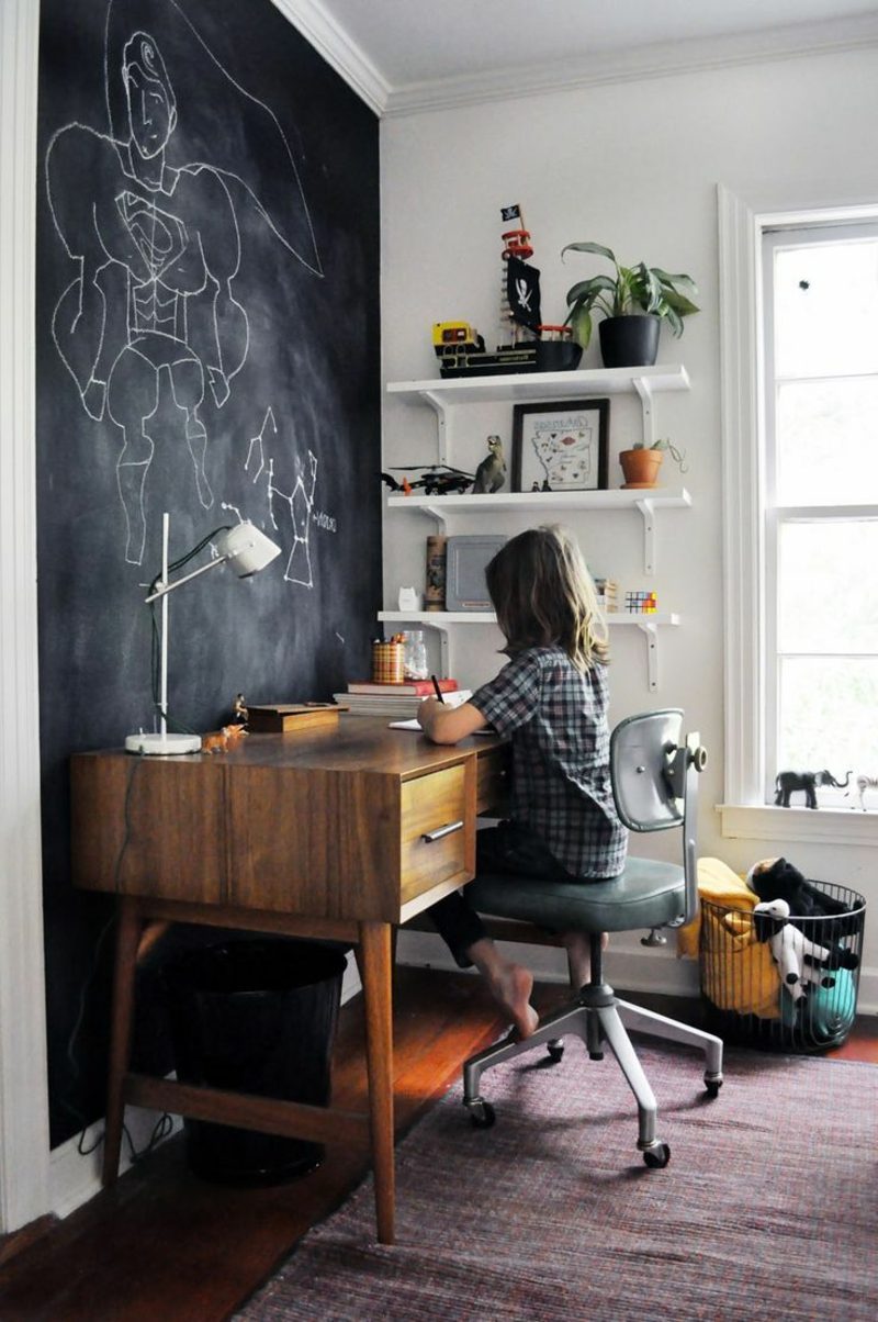 Lavagna nera della scrivania della stanza dell'adolescente allestita