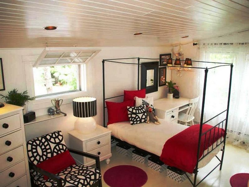 La stanza degli adolescenti è allestita con accenti neri e rossi