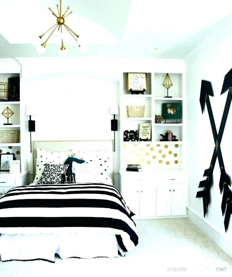 La stanza degli adolescenti ha allestito un motivo a strisce bianche e nere