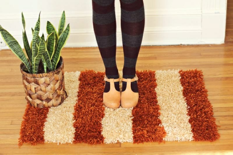 Il tappeto stesso rende i motivi a strisce morbidi e moderni