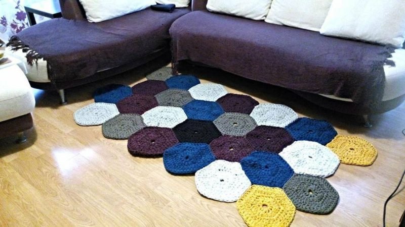 Il tappeto stesso rende il soggiorno patchwork un aspetto originale