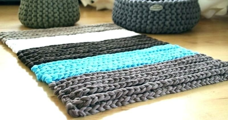 Crea il tuo tappeto. Motivi a righe lavorati a maglia grossolanamente