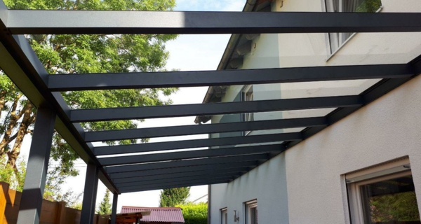 La toiture de terrasse en aluminium offre divers avantages et répond à différentes exigences Toiture terrasse alu coloris anthracite foncé
