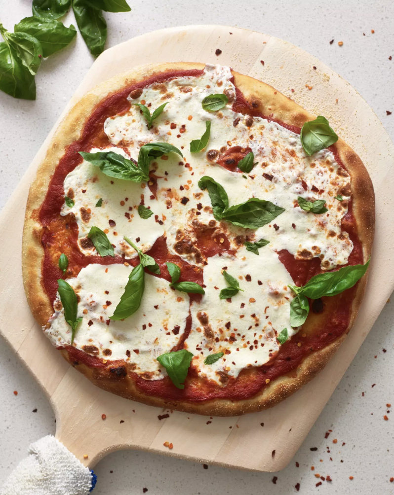 Zelfgemaakte pizza Margarita