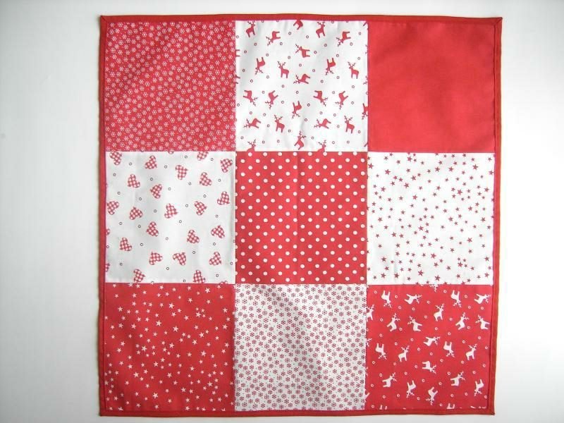 Varró asztalterítő piros fehér darab négyzet asztalterítő a közelben