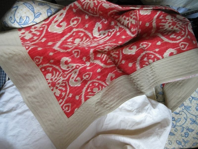 Varró asztalterítő piros négyzet asztalterítő a közelben