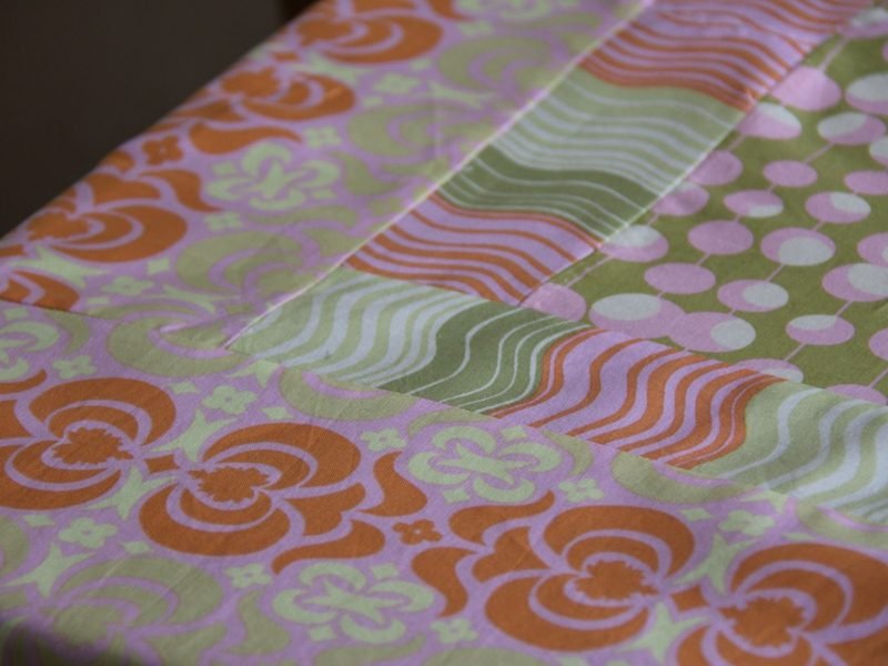 Varrjon abrosz narancs rózsaszín asztalterítő a közelben