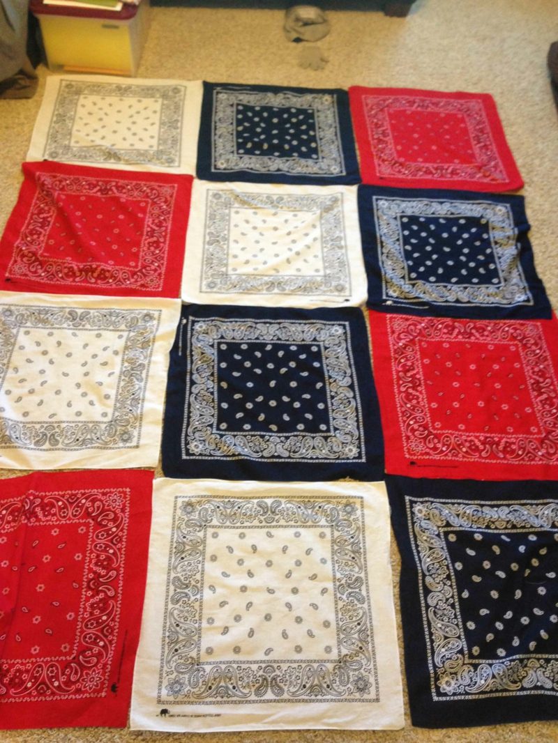 Varró asztalterítő piros fehér darab négyzet asztalterítő a közelben