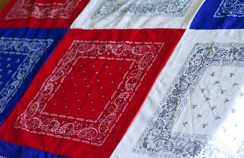 Varró asztalterítő piros fehér kék darabok asztalterítő a közelben