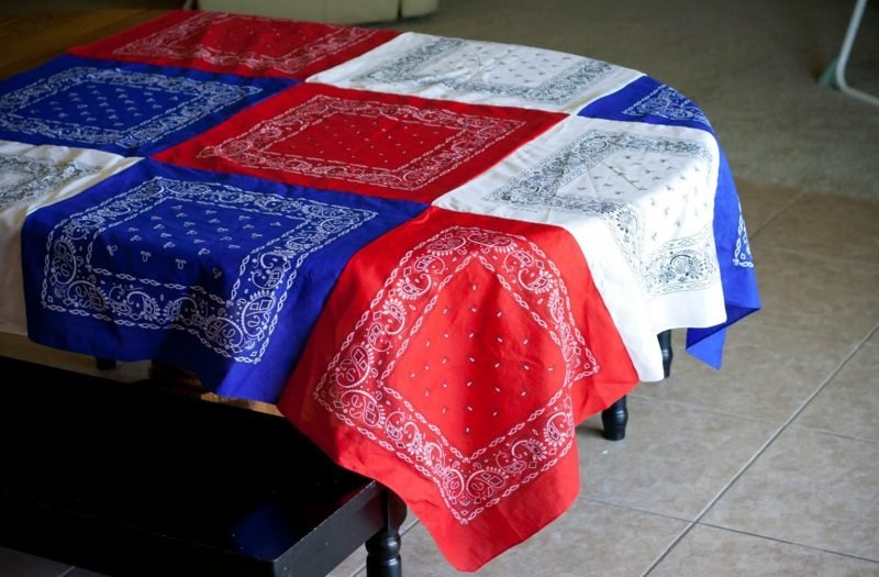 Varró asztalterítő piros fehér kék darabok asztalterítő a közelben