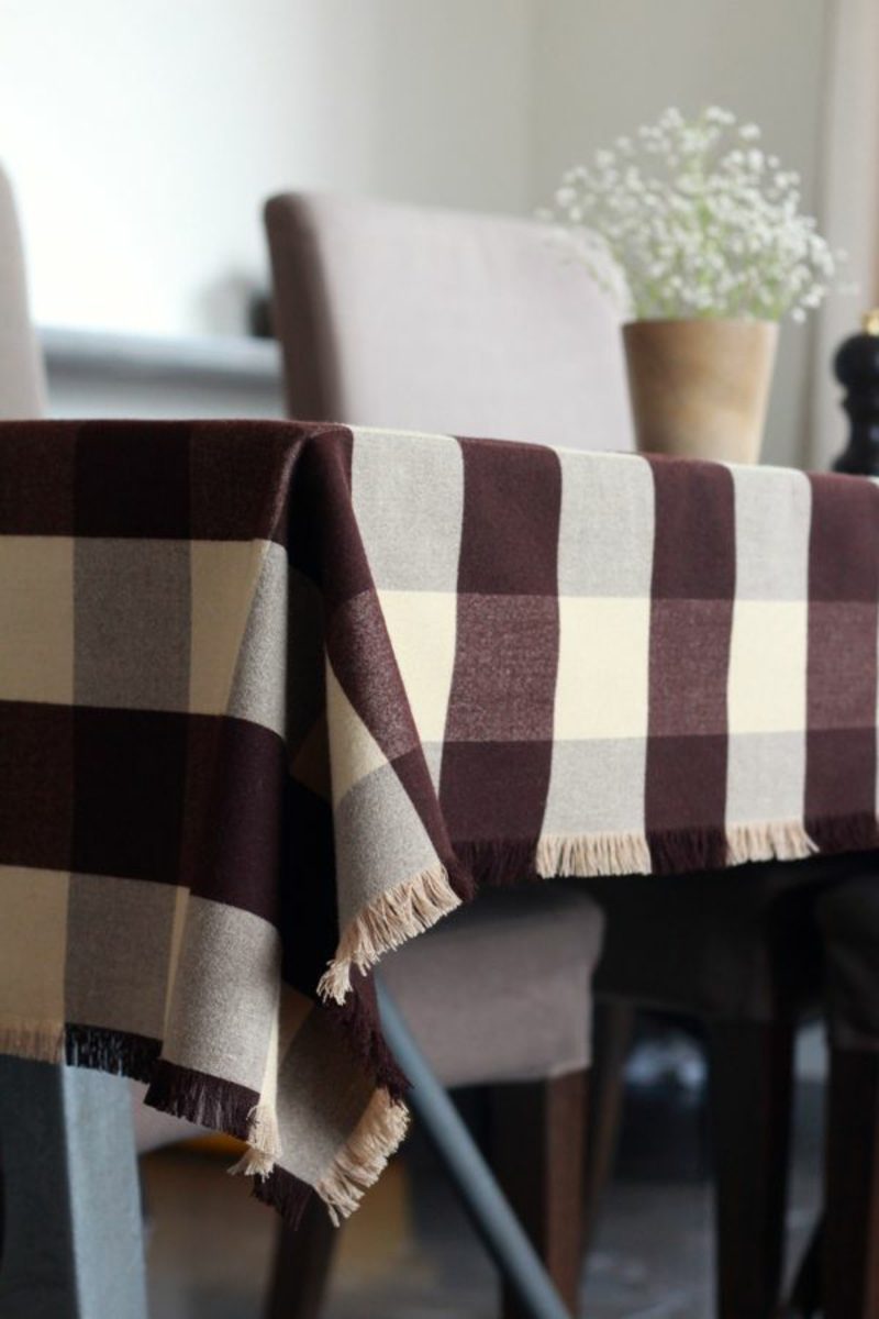 Varrni terítő Broun négyzet asztalterítő a közelben