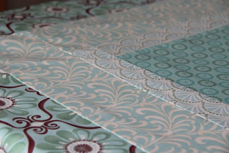 Varróasztal négyzet alakú zöld patchwork terítő középső terítő