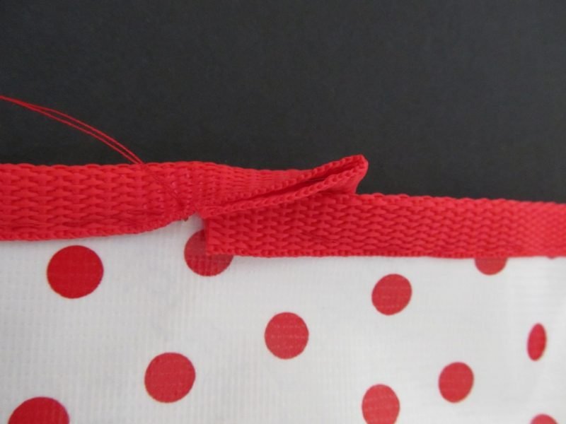 Varróasztal piros -fehér asztalterítő a közelben