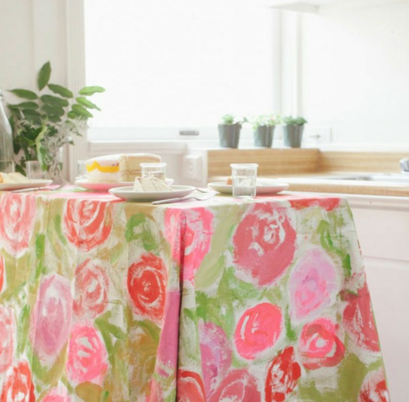 Asztalvirág varrása terítő asztalterítő közelében varrjon megfelelő szövetet és mintát friss virágmintával