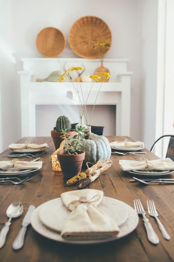 Idées et ambiances de table d'automne : des couverts fins en combinaison avec un ensemble d'assiettes décorées