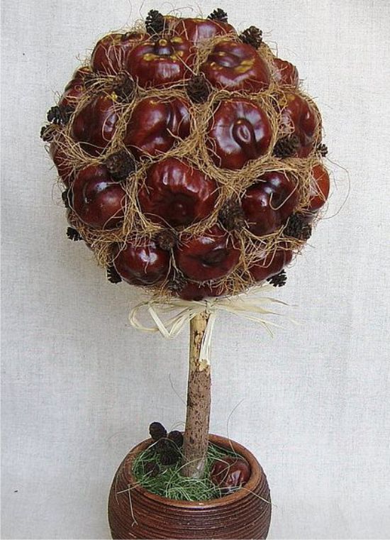 Topiary van kastanjes, kegels en sisal
