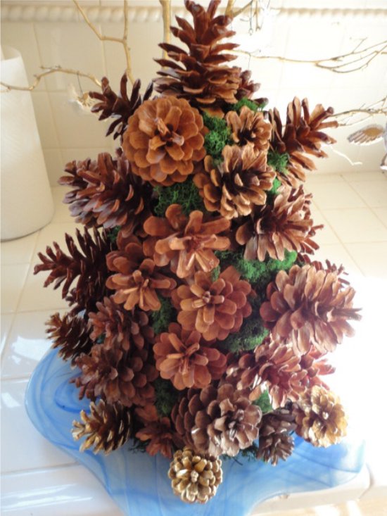 Topiary van kegels en droog mos