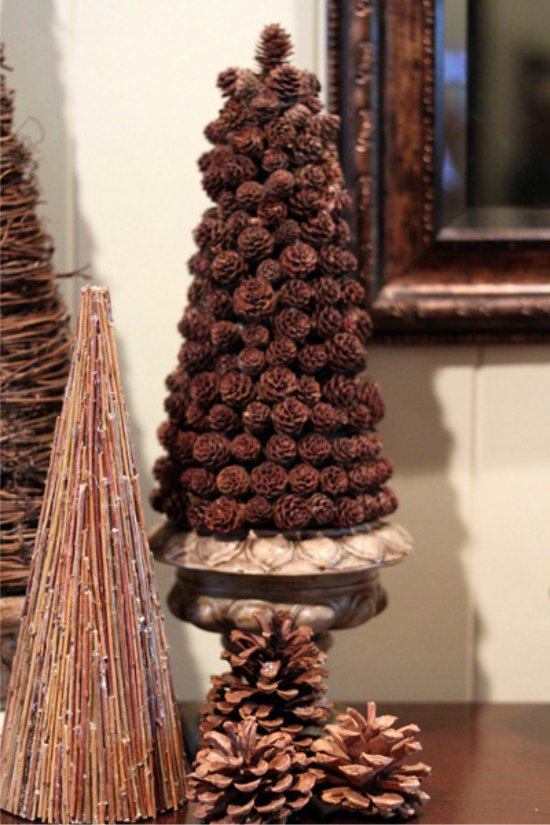 Kerstboom gemaakt van kleine kegels