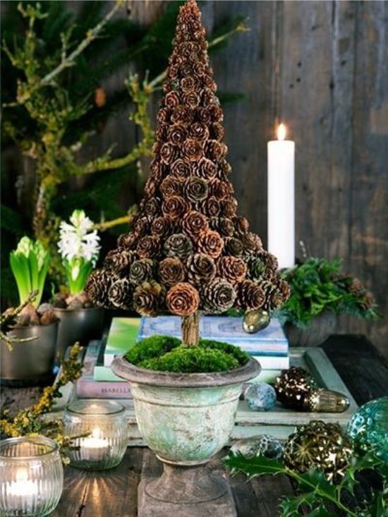 Kerstboom gemaakt van kleine kegels