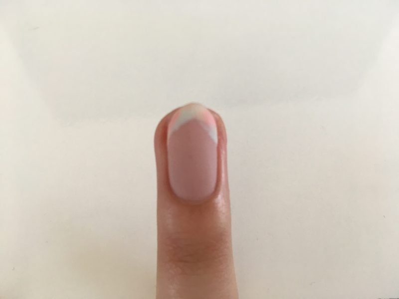 Il design delle unghie francese raggiunge una nuova dimensione: è più colorato ed estivo